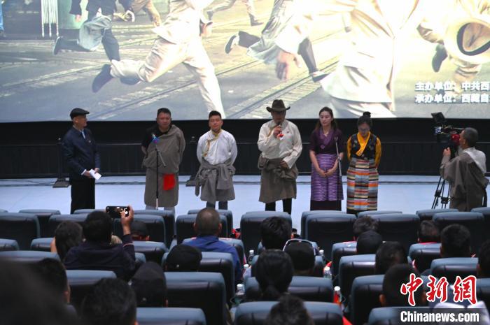 圖為主創(chuàng)人員分享譯制過程?！≮w朗 攝