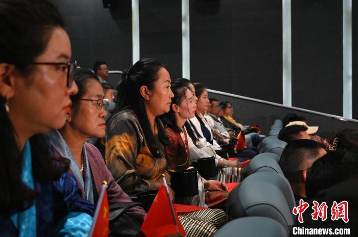 圖為觀眾觀看影片。　趙朗 攝