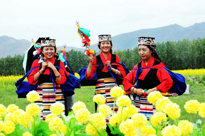 笑靨如花的群眾。洛桑克珠攝