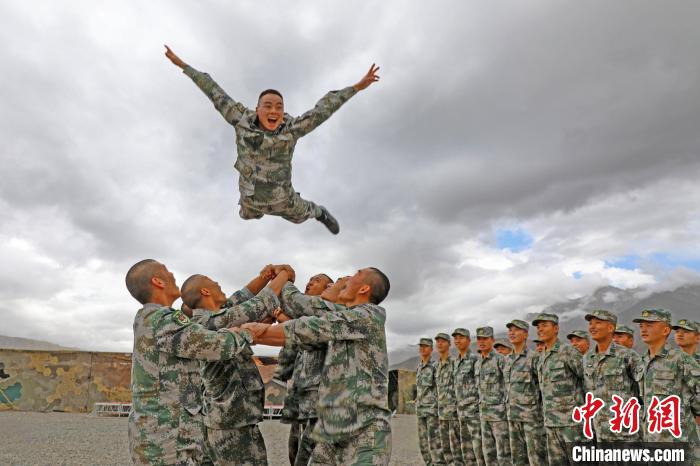 新兵進行“空中燕子飛”?！⊥貔i程 攝