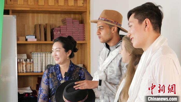 圖為留學(xué)生們正在直播帶貨?！≈x牧 攝