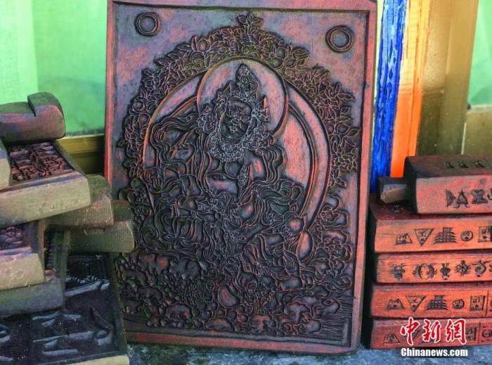 圖為普松雕刻技藝傳承人嘎瑪曲扎創(chuàng)作的雕刻作品。 <a target='_blank' ><p  align=