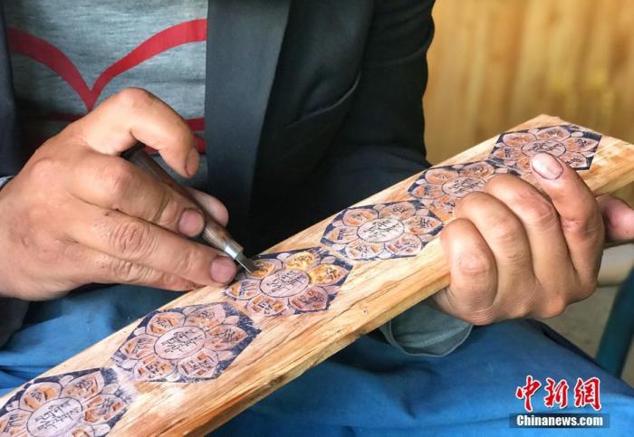 圖為7月14日，普松雕刻技藝傳承人嘎瑪曲扎正在家中進(jìn)行創(chuàng)作。 <a target='_blank' ><p  align=