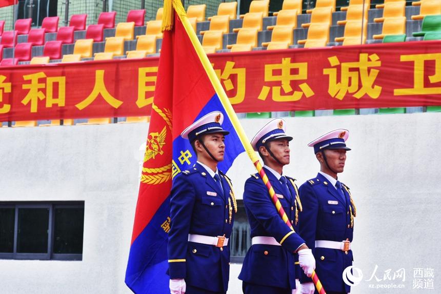 迎國(guó)家綜合性消防救援隊(duì)伍隊(duì)旗。人民網(wǎng) 李海霞 攝