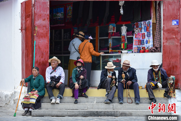 7月24日，轉(zhuǎn)經(jīng)老人在拉薩八廓街上休息。 <a target='_blank' ><p  align=