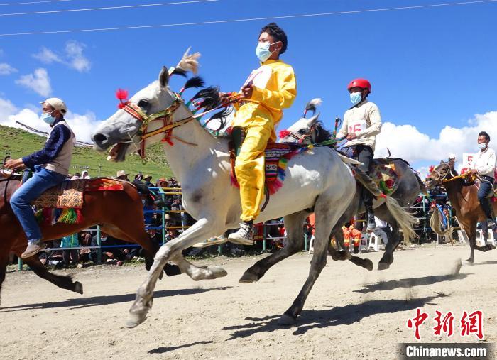 圖為打隆物交會期間舉辦的賽馬活動?！∪轿木?攝