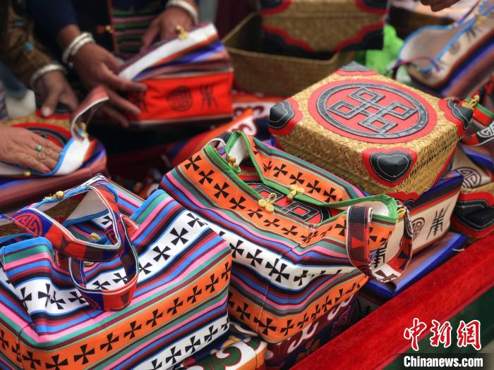 圖為打隆物交會上售賣的民族手工藝品?！∪轿木?攝