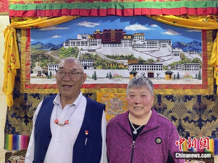 甲央曲培和杜應(yīng)芳在家中。彭寧鈴 攝