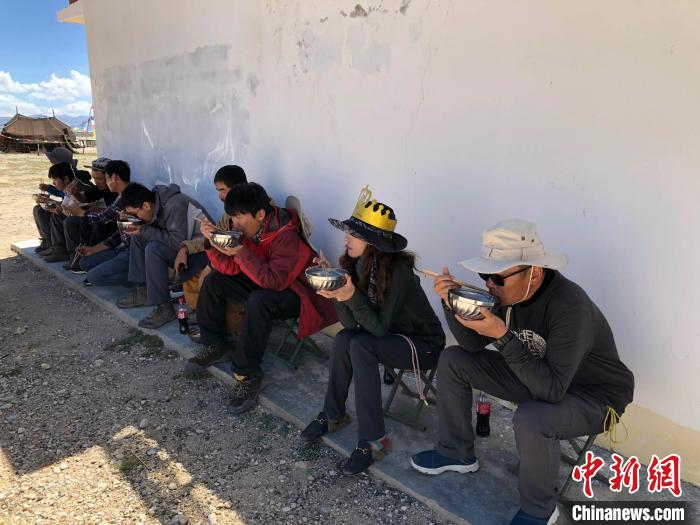 科考隊員在高原湖泊岸邊進(jìn)餐。　<a target='_blank' ><p  align=