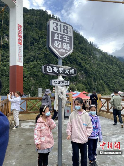 游人在通麥特大橋拍照打卡。彭寧鈴 攝