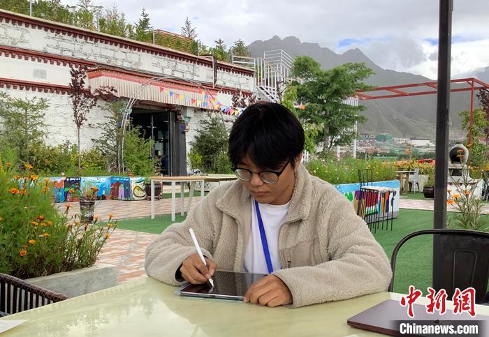 “Z世代”旦真旺加認(rèn)為，拉薩是一座開放與包容的城市，記憶中的拉薩是彩色的。2021年，旦真旺加從浙江大學(xué)漢語言文學(xué)專業(yè)畢業(yè)后，他選擇回到拉薩，成為一名漢語文實(shí)習(xí)助教。圖為8月4日，旦真旺加在課間陪學(xué)生玩耍。 <a target='_blank' ><p  align=