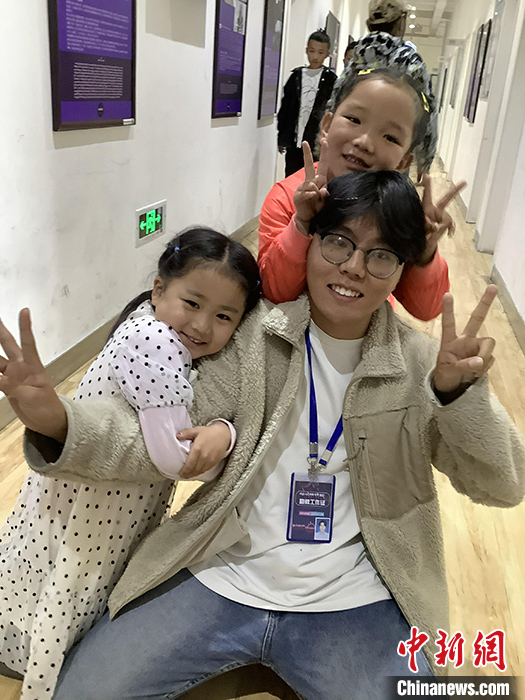 “Z世代”旦真旺加認(rèn)為，拉薩是一座開放與包容的城市，記憶中的拉薩是彩色的。2021年，旦真旺加從浙江大學(xué)漢語言文學(xué)專業(yè)畢業(yè)后，他選擇回到拉薩，成為一名漢語文實(shí)習(xí)助教。圖為8月4日，旦真旺加在課間陪學(xué)生玩耍。 <a target='_blank' ><p  align=