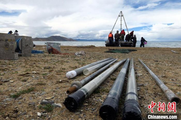 科考隊員從巴木錯采集的科研樣品?！?lt;a target='_blank' ><p  align=