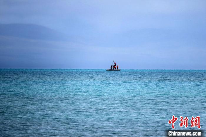 從岸邊營地以長焦鏡頭遠(yuǎn)眺，科考隊員在巴木錯作業(yè)?！?lt;a target='_blank' ><p  align=