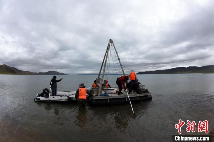 科考隊員向巴木錯湖心進(jìn)發(fā)。　<a target='_blank' ><p  align=