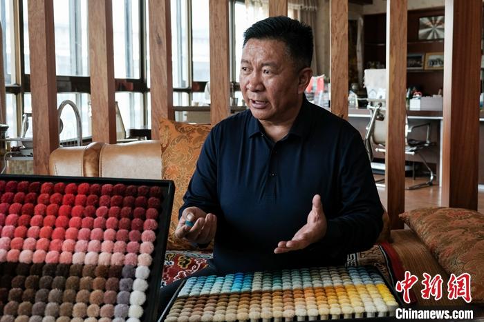 圖為8月4日，次旦展示自己的藏毯標(biāo)準(zhǔn)“色卡”。 <a target='_blank' ><p  align=