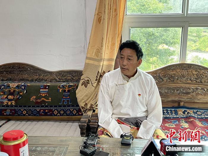 巴卡村黨支部書記、村委會(huì)主任尼瑪次仁。周璟 攝