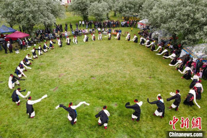 資料圖為西藏昌都丁青縣民眾跳歡快的鍋莊舞?！〗w波 攝