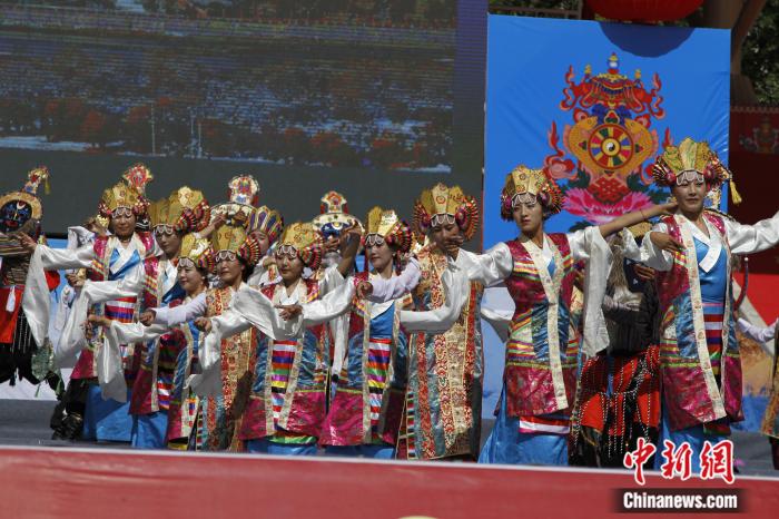 圖為日喀則市一場文藝節(jié)目的藏戲表演(資料圖)。趙朗攝