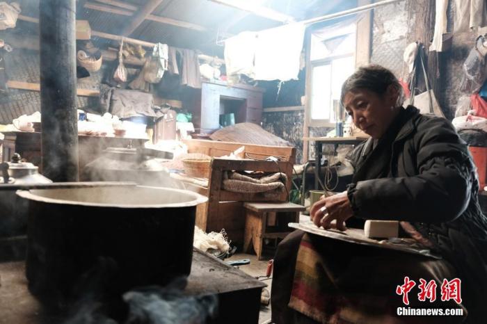 圖為8月6日，60歲的卓嘎在玉麥鄉(xiāng)牧場(chǎng)放牧點(diǎn)制作奶渣。 <a target='_blank' ></p><p  align=