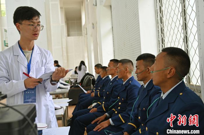 圖為研究團隊成員登記消防員信息?！≮w朗 攝