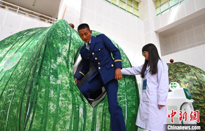 圖為參與完測試，消防員走出高壓氧倉。　趙朗 攝