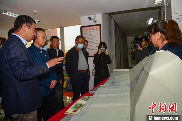 圖為參加西藏三大重點文物保護(hù)維修工程檔案移交進(jìn)館儀式人員參觀布達(dá)拉宮手繪圖紙?！∝暩聛硭?攝