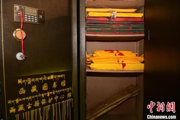 圖為拉薩市檔案館里收藏的藏文古籍?！∝暩聛硭?攝