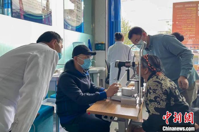 圖為9月10日，專家在日喀則藏康醫(yī)院開展義診活動?！×貉喷?攝