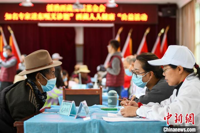 圖為9月11日，西藏日喀則桑珠孜區(qū)東嘎鄉(xiāng)義診現(xiàn)場(chǎng)?！〗w波 攝