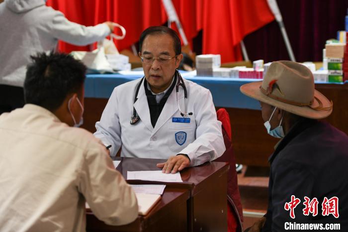 北京大學(xué)人民醫(yī)院心臟中心副主任、博士生導(dǎo)師王偉民為農(nóng)牧民問診。　江飛波 攝