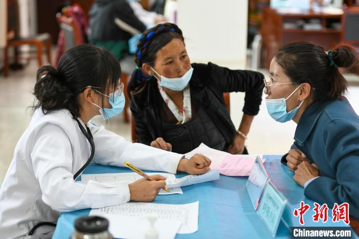 因不少農(nóng)牧民不會(huì)普通話，義診活動(dòng)現(xiàn)場(chǎng)，鄉(xiāng)政府為每位醫(yī)生配了一名翻譯?！〗w波 攝