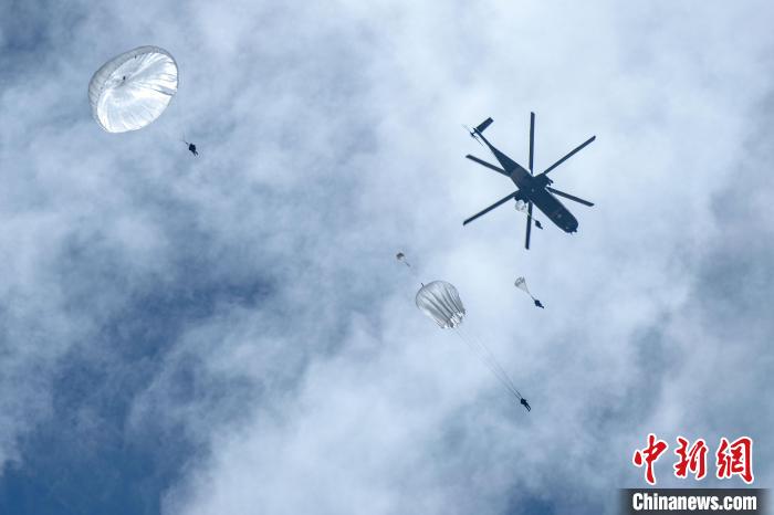 圖為傘降女兵在空中開傘。　王述東 攝