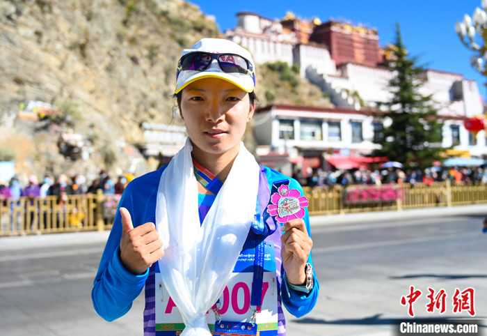 圖為女子半程馬拉松冠軍次仁措姆。 <a target='_blank' ><p  align=