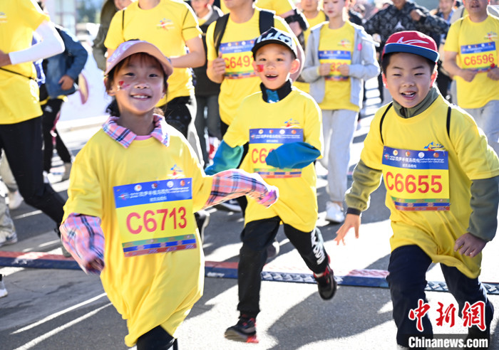 圖為當?shù)貎和瘏⒓用阅惆氤恬R拉松。 <a target='_blank' ><p  align=