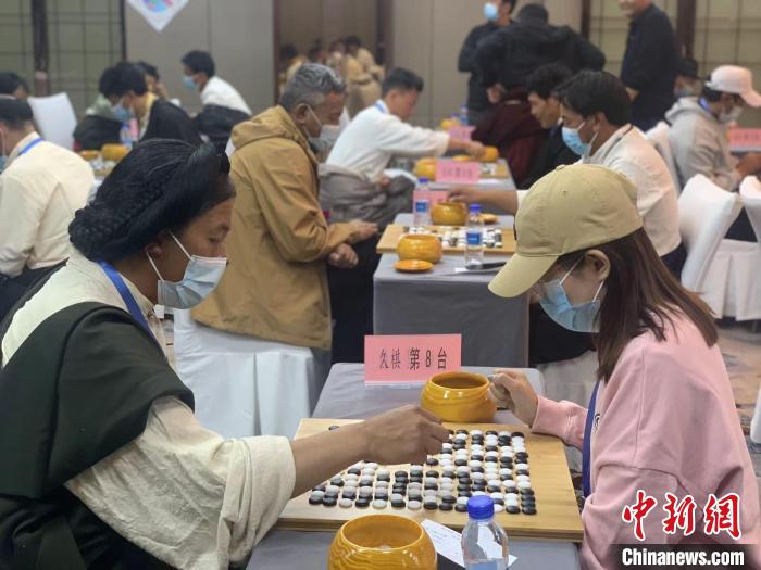圖為參賽選手正在進(jìn)行藏棋對弈?！≈x牧 攝