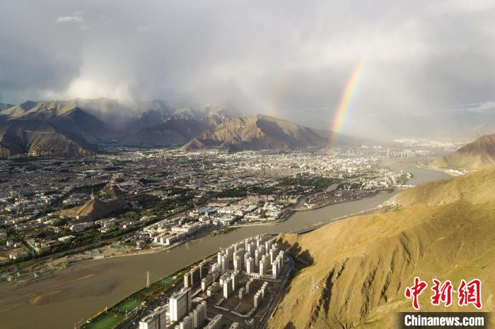 圖為海拔3600多米的高原城市拉薩迎來雨后彩虹。(資料圖) 江飛波 攝