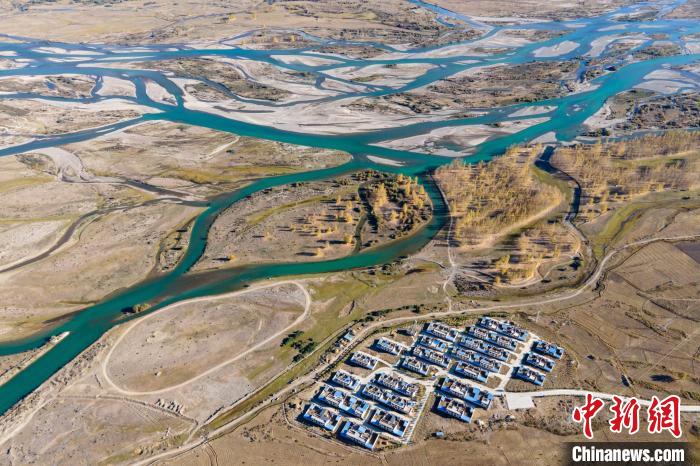 圖為10月16日，航拍高原河流拉薩河辮狀水系和河畔村莊，一派和諧景象?！〗w波 攝