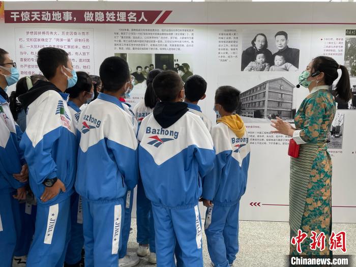 圖為學(xué)生正在聽講解員講解?！≈x牧 攝