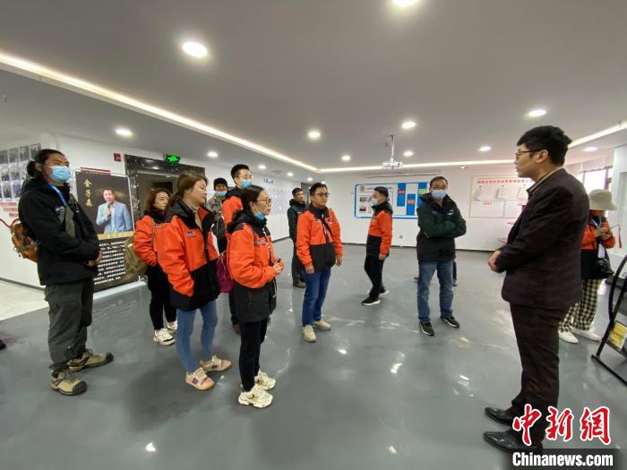 圖為2021瀾湄萬里行中外媒體在昌都新區(qū)采訪?！±罱瓕?攝