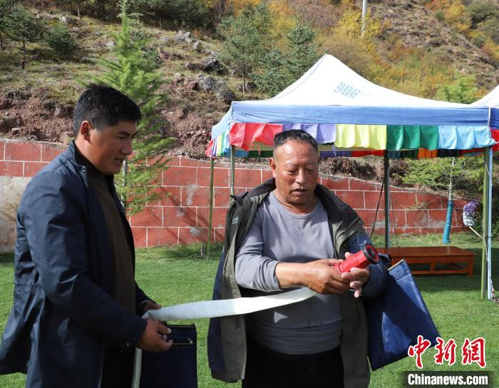 圖為護(hù)林員操作體驗(yàn)滅火裝備。　昌都市森林消防支隊(duì) 供圖