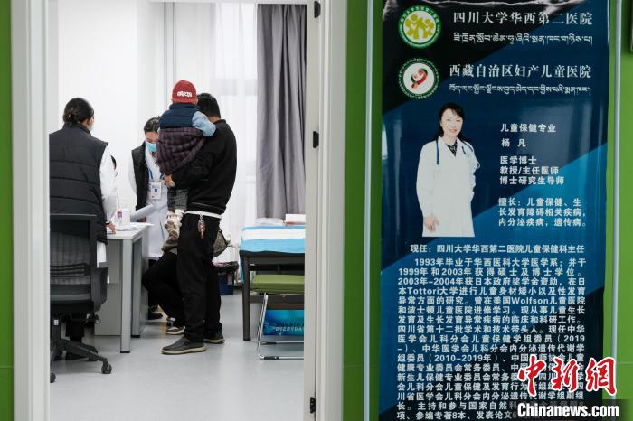 圖為四川大學(xué)華西第二醫(yī)院專家接診?！〗w波 攝