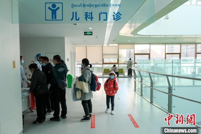 圖為兒科義診接診現(xiàn)場(chǎng)?！〗w波 攝