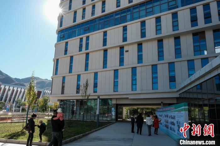 因疫情防控需要，此次義診活動(dòng)進(jìn)行了人數(shù)限定。圖為西藏民眾帶著孩子到醫(yī)院就診?！〗w波 攝