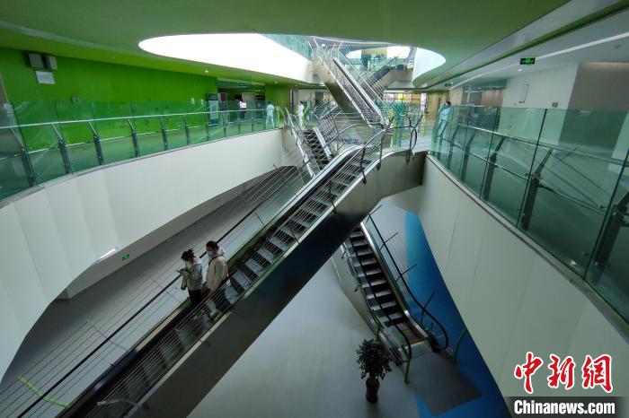 圖為西藏自治區(qū)婦產(chǎn)兒童醫(yī)院內(nèi)景?！〗w波 攝