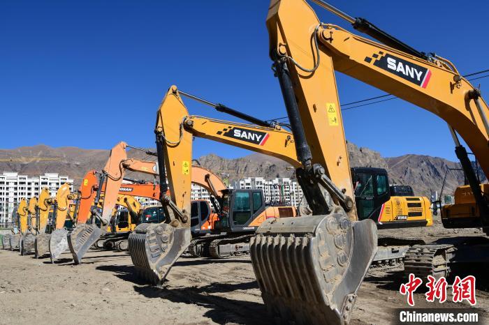 圖為人大附中拉薩學(xué)校開工奠基儀式現(xiàn)場?！∝暩聛硭?攝