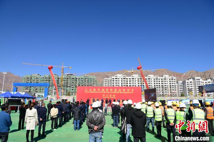 圖為人大附中拉薩學(xué)校開工奠基儀式現(xiàn)場?！∝暩聛硭?攝