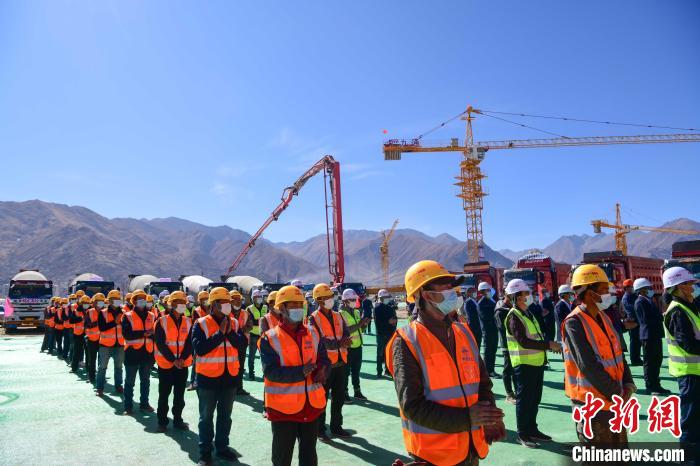 圖為人大附中拉薩學(xué)校開工奠基儀式現(xiàn)場?！∝暩聛硭?攝