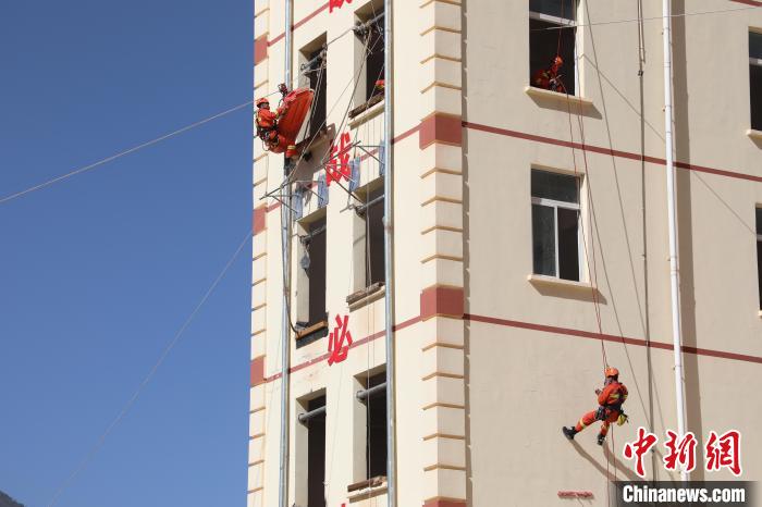 圖為消防指戰(zhàn)員進(jìn)行繩索救援演練?！≈炜旗?攝