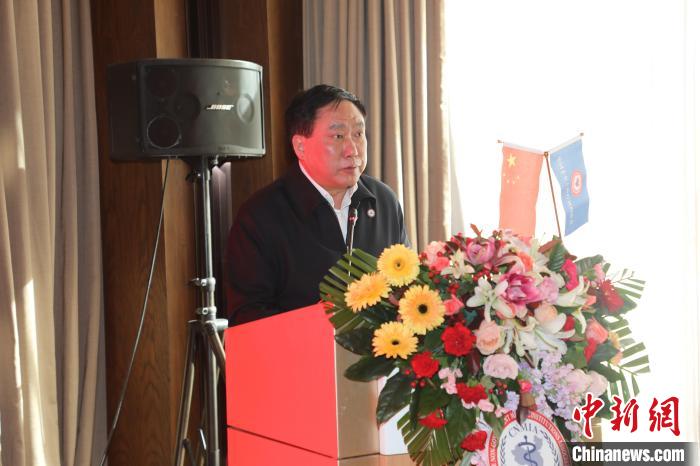 圖為中國非公立醫(yī)療機構協(xié)會常務副會長兼秘書長郝德明致辭?！№n相澤 攝